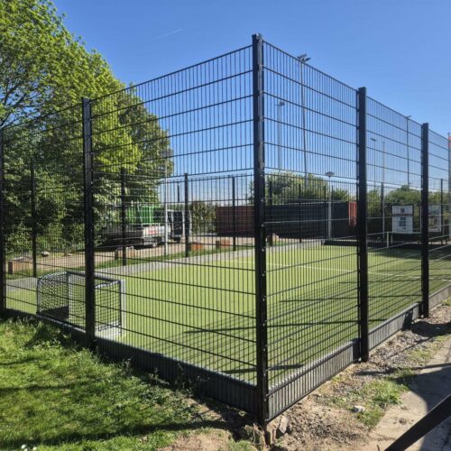 Hockeycourt 46 Hockeyveldje kunstgras met boarding slagplanken openbare ruimte Hoeksche Waard